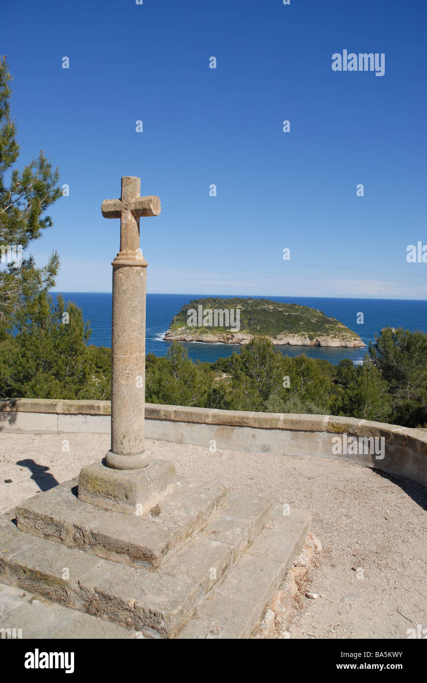 Mirador creu [croix de pierre à lookout] Île Portichol, Javea, Alicante Province, Comunidad Valenciana, Espagne Banque D'Images