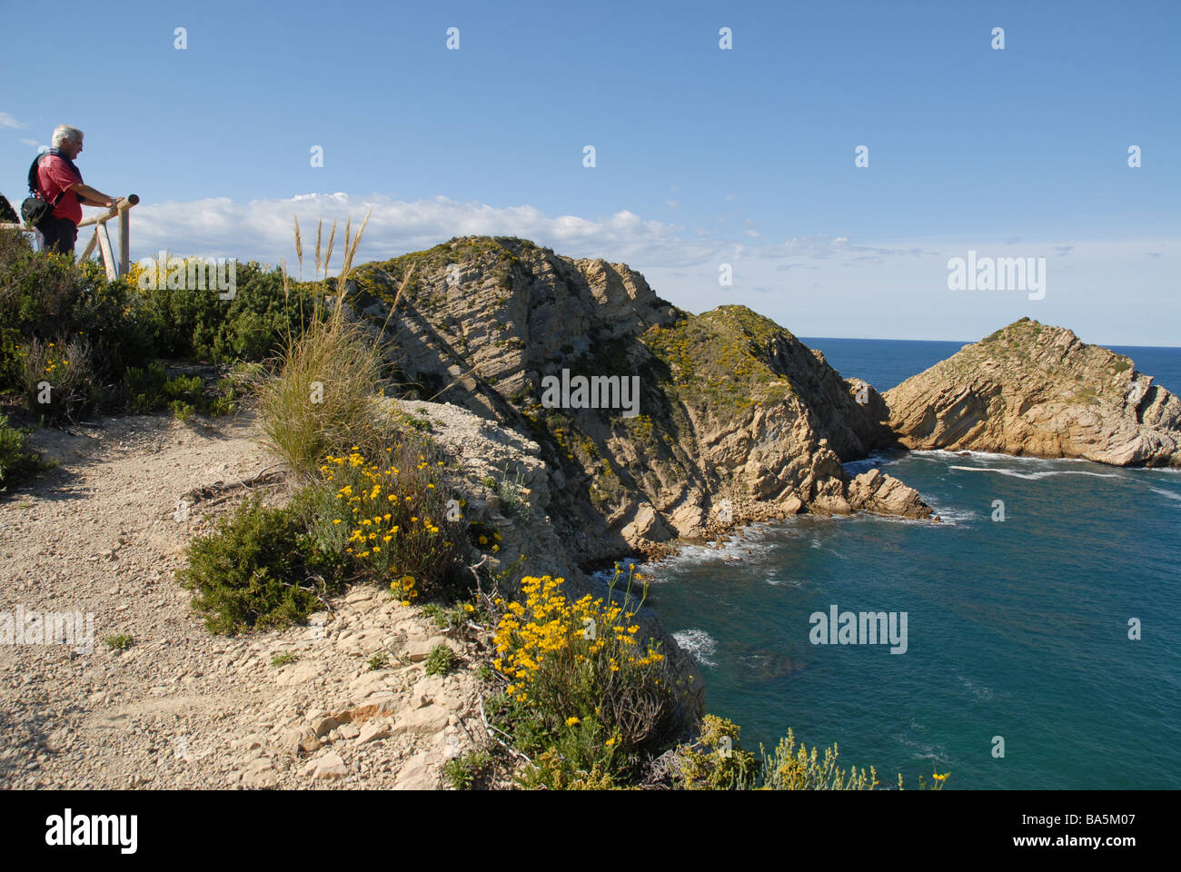 Homme debout sur la falaise, admiring view, Cap Prim, Javea, Alicante Province, Comunidad Valenciana, Espagne Banque D'Images