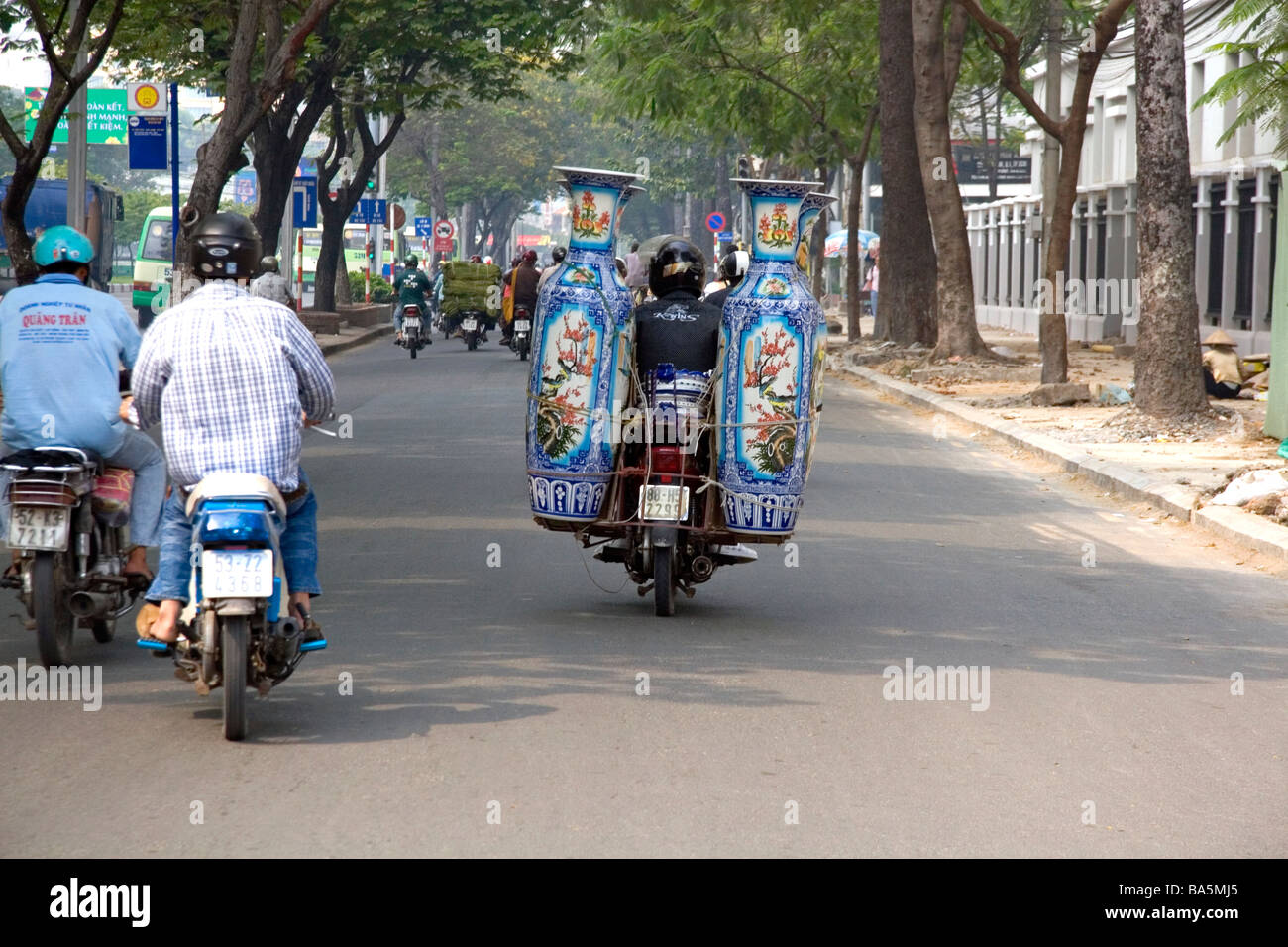Transport moto grandes urnes décoratives à Ho Chi Minh City Vietnam Banque D'Images