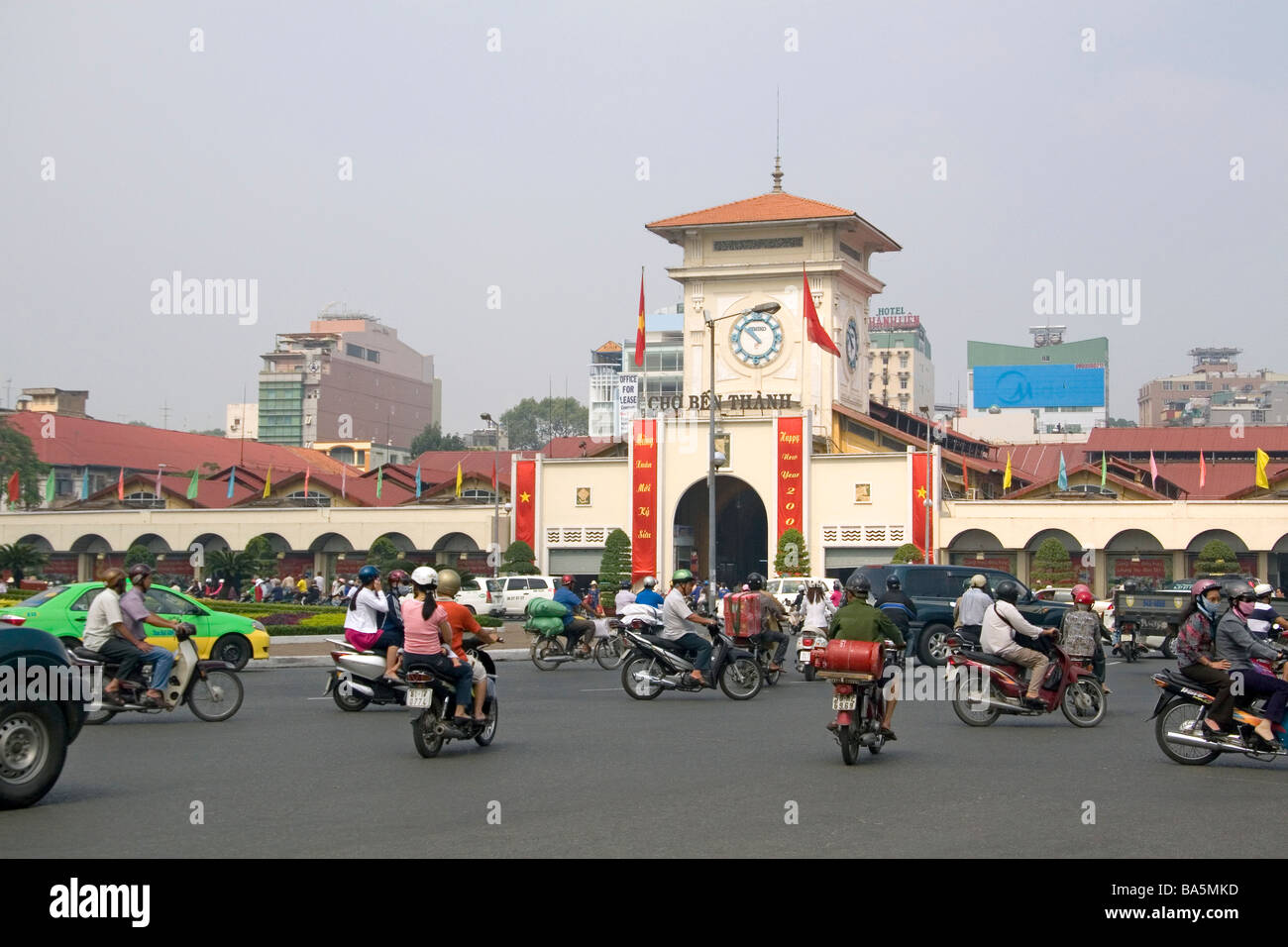 Les Vietnamiens ride moto en face de la marché Ben Thanh à Ho Chi Minh City Vietnam Banque D'Images