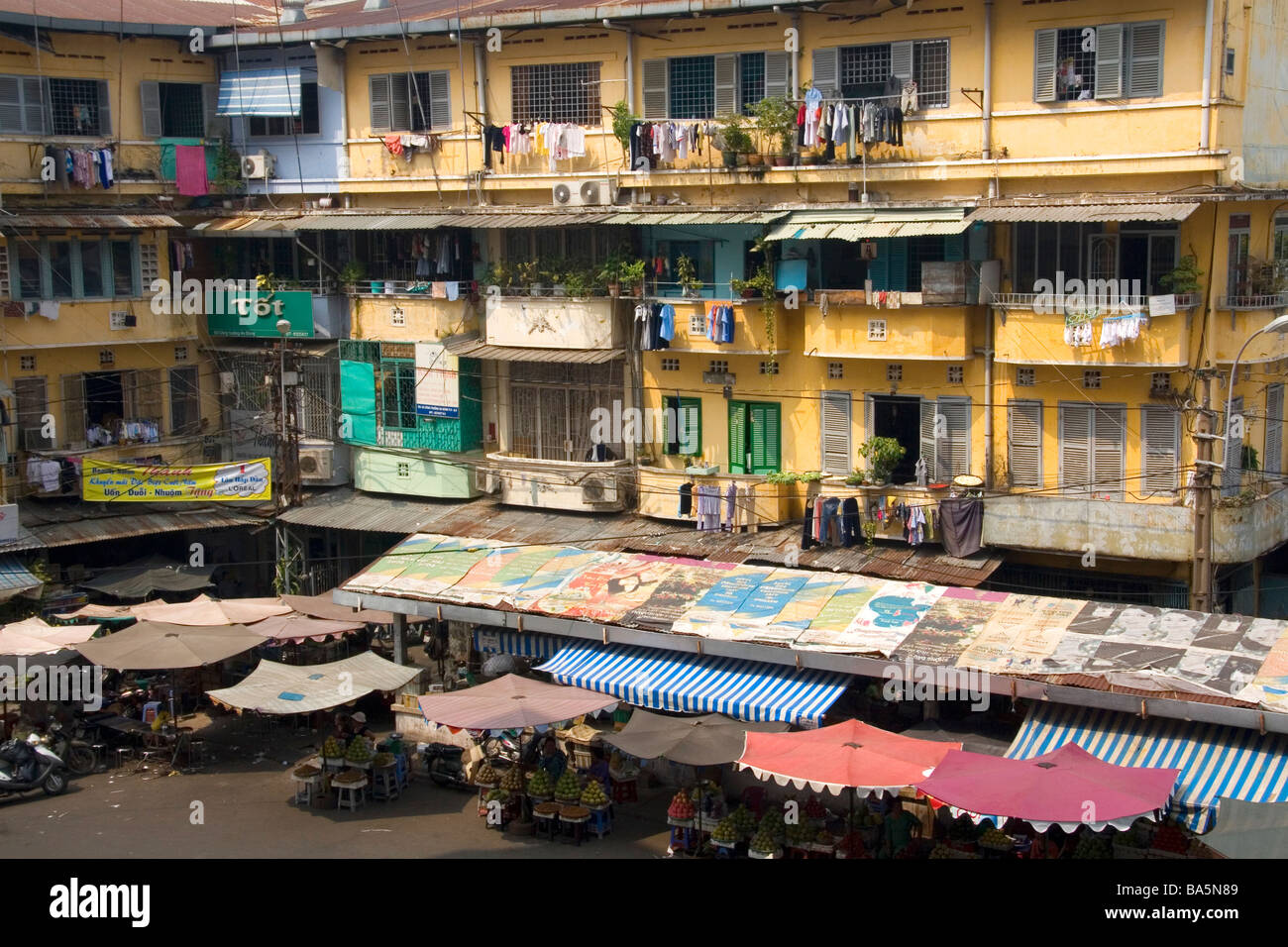 Les immeubles à appartements dans le quartier de Cholon, Ho Chi Minh City Vietnam Banque D'Images