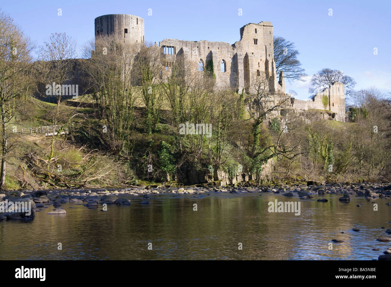 Barnard Castle County Durham England UK Mars voir à travers fleuve Tees aux ruines de la Norman château perché sur un piton rocheux Banque D'Images