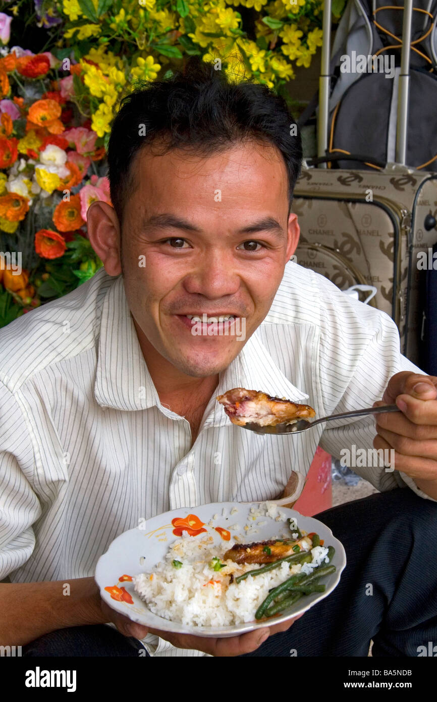 L'homme de manger le déjeuner vietnamien dans le quartier de Cholon, Ho Chi Minh City Vietnam Banque D'Images