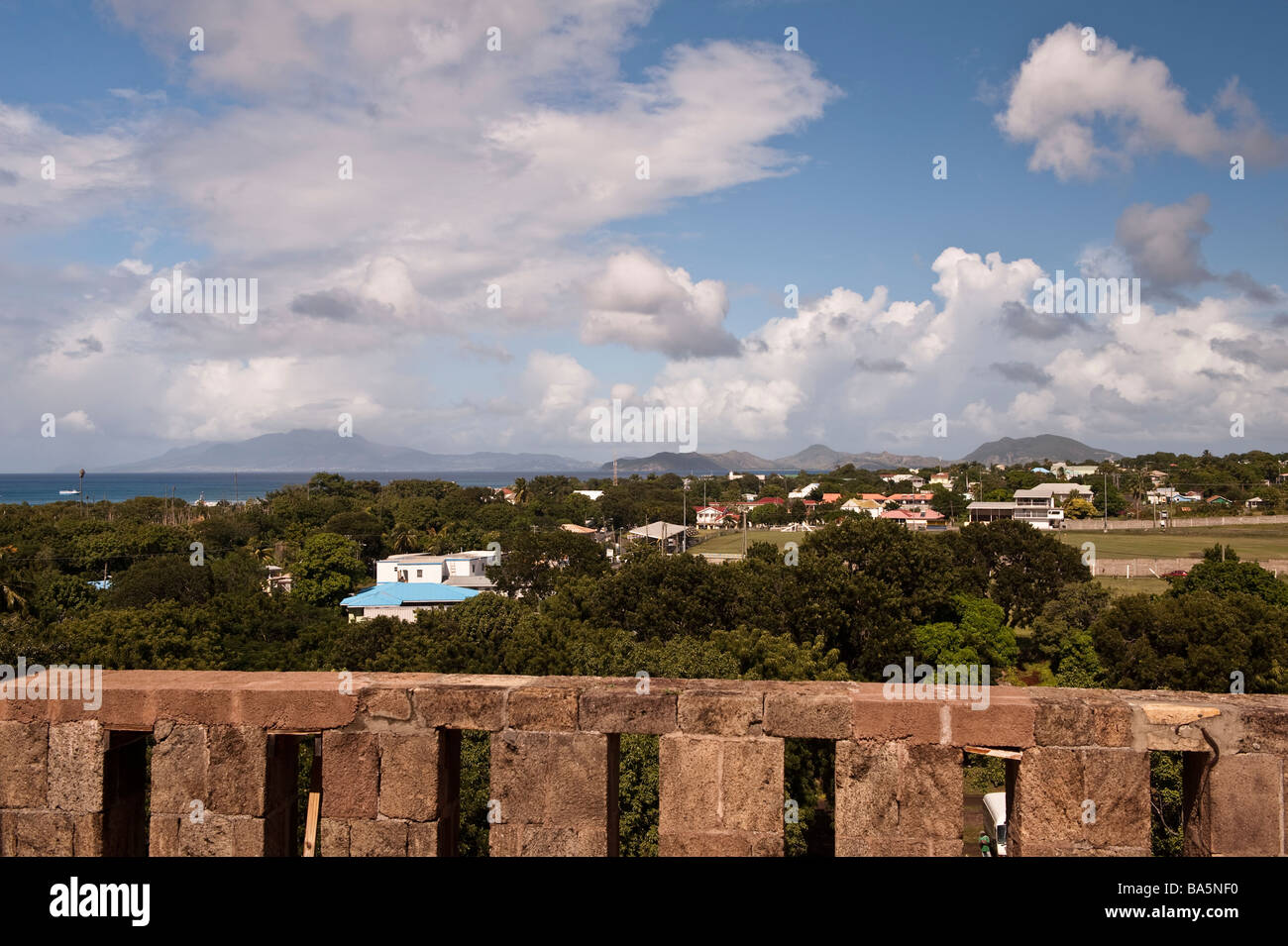 Vue depuis la terrasse de l'hôtel Spring House Bath et maintenant un gouvernement, de l'autre côté de St Kitts Banque D'Images