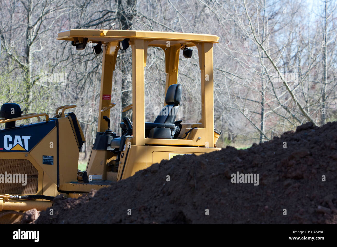 Un tracteur d'ARBRES ET UN TAS DE saleté. Banque D'Images