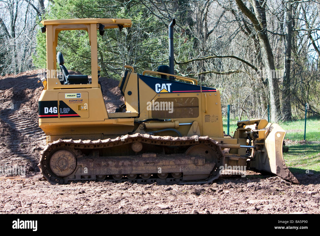 Un tracteur d'ARBRES ET UN TAS DE saleté. Banque D'Images