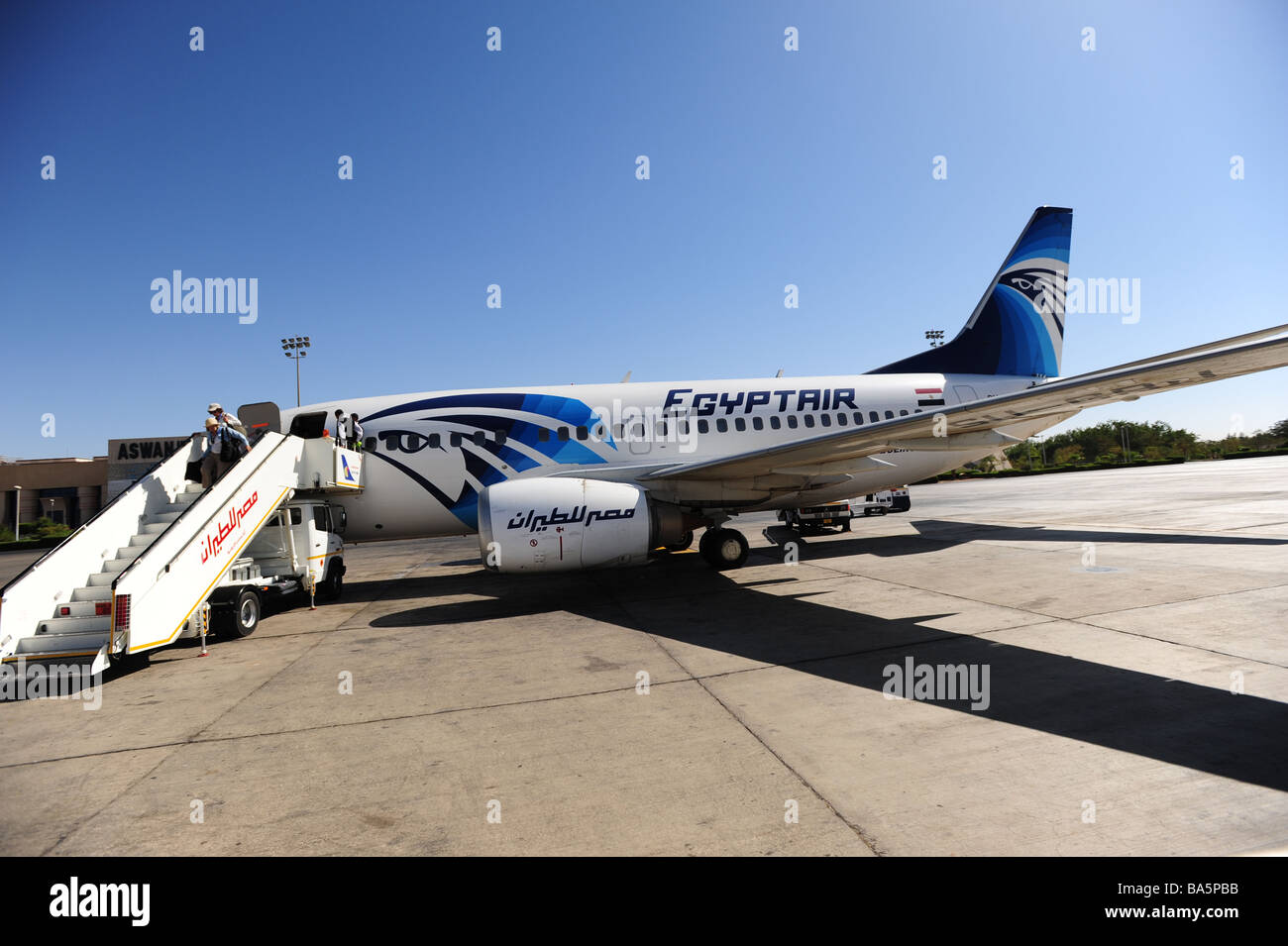 L'Egypte EgyptAir Egypte Air jet avion à l'aéroport d'Abou Simbel, Boeing 737 Banque D'Images