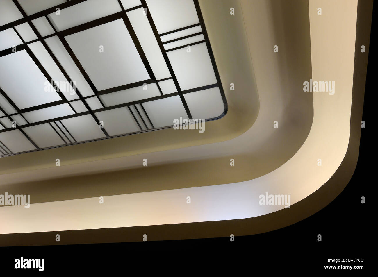 L'art abstrait moderne Luminaire de plafond dans l'auditorium du septième étage rénové Carlu lieu Toronto Canada Banque D'Images