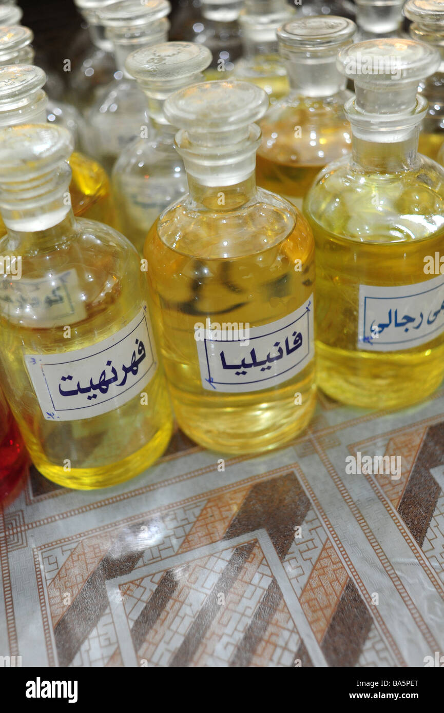 Egypte Assouan flacons de parfums et d'huiles pour la fabrication de parfums La ligne les étagères de l'atelier et l'usine de parfum Banque D'Images