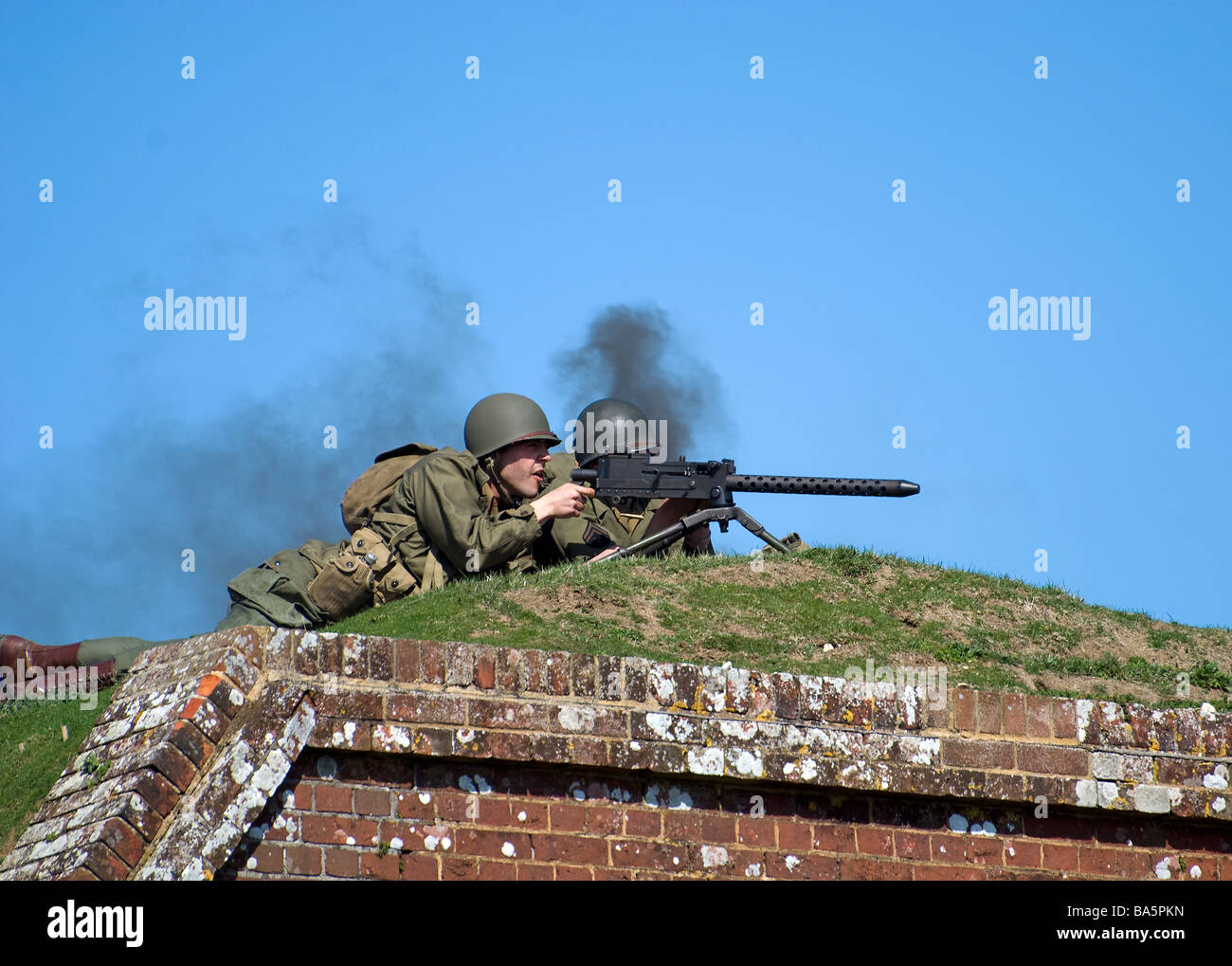 Ww2 GI des soldats postés une mitrailleuse mise en place à l'événement de reconstitution de Fort Nelson Banque D'Images