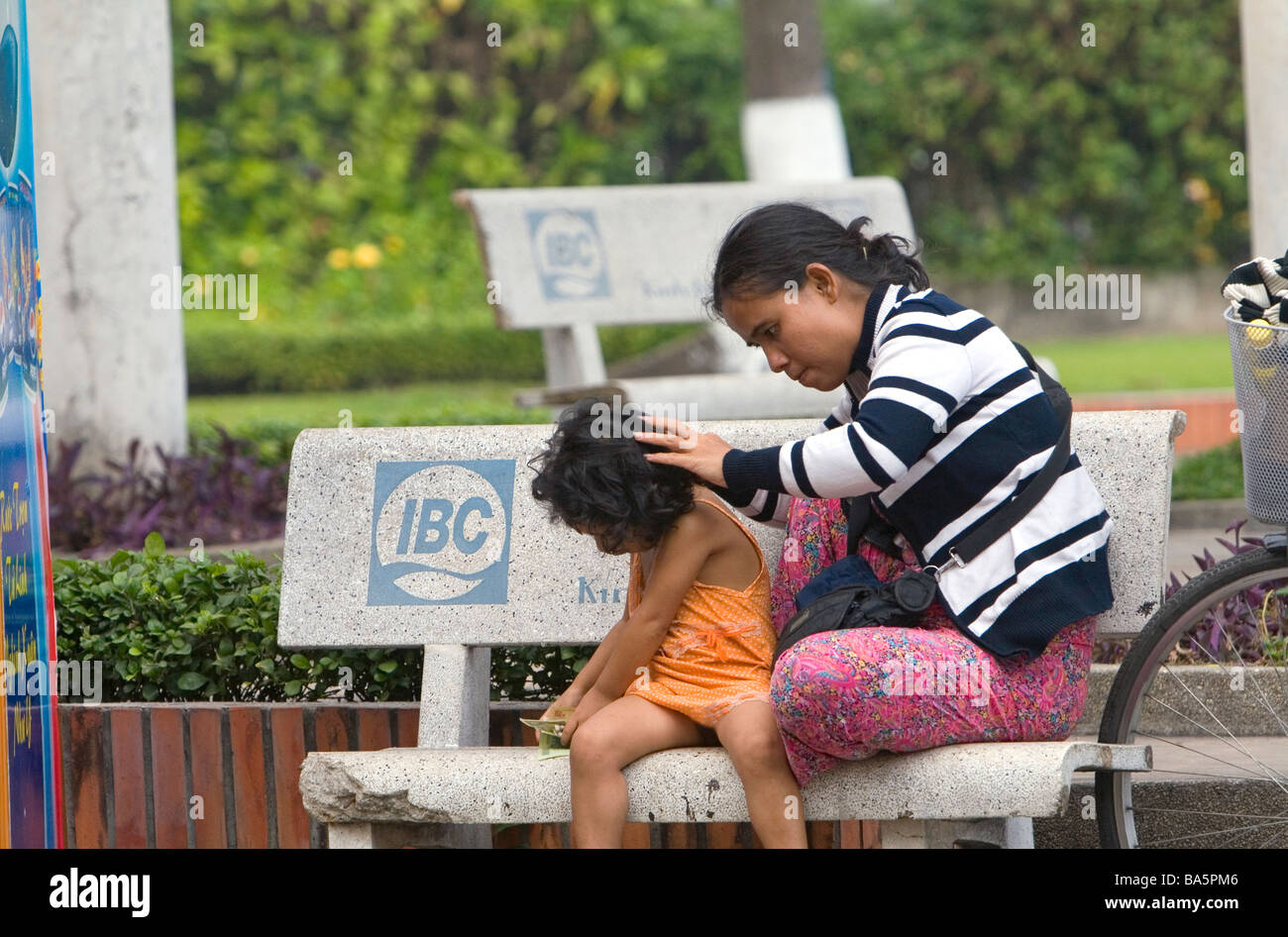Vietnamese woman checking her childs pour les poux des cheveux à Ho Chi Minh City Vietnam Banque D'Images