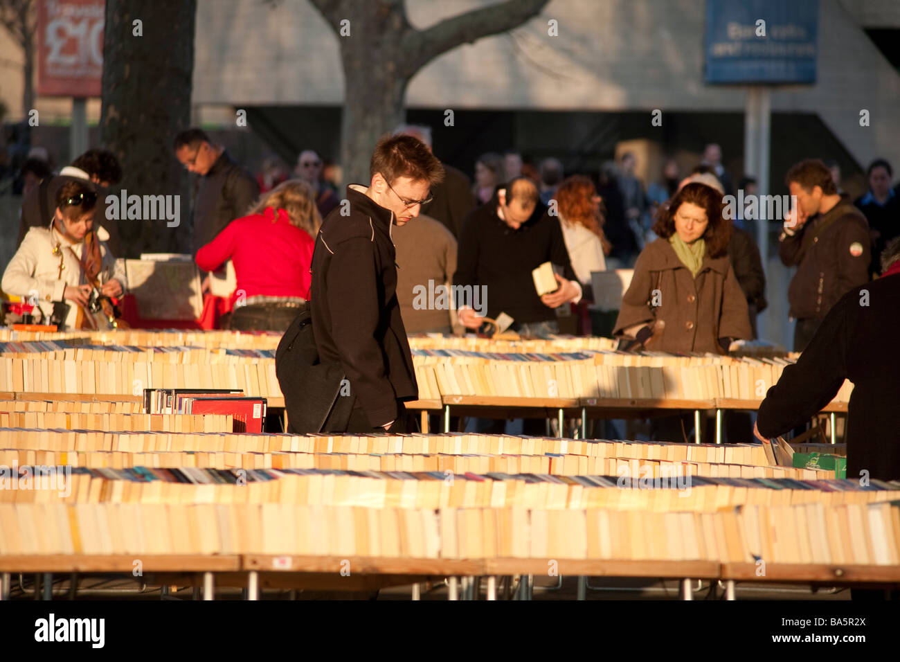 Livre d'occasion cale sous Waterloo Bridge. Le South Bank, Londres, Angleterre, Royaume-Uni Banque D'Images