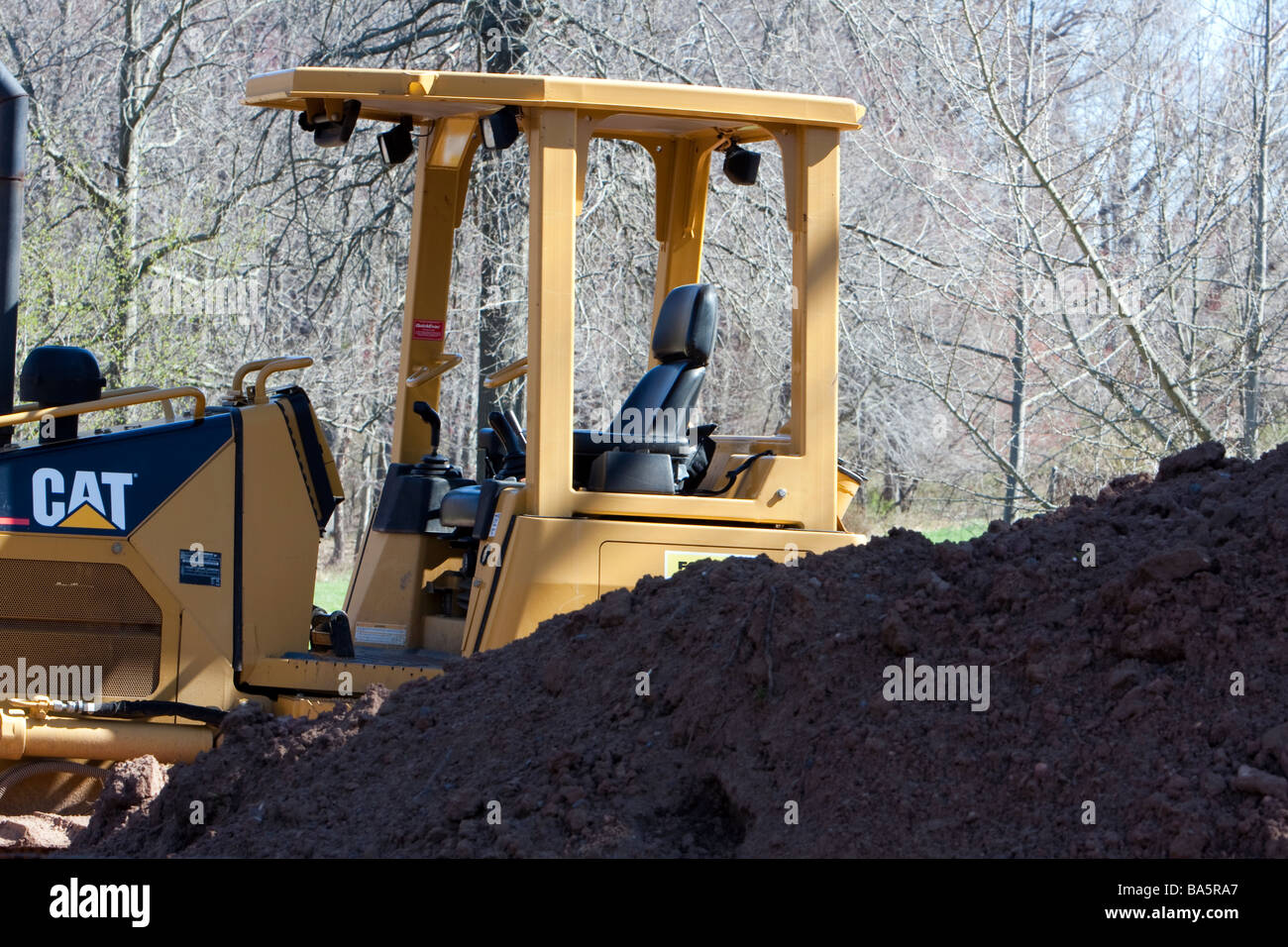 Un tracteur d'ARBRES ET UN TAS DE saleté. Banque D'Images