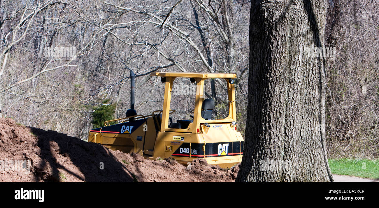 Un tracteur d'ARBRES ET UN TAS DE saleté. Banque D'Images