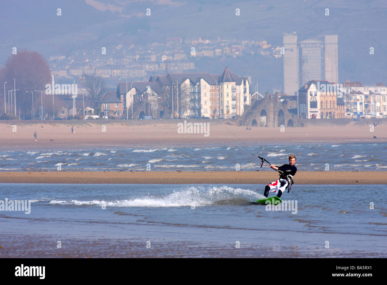 Jeune homme kite surf à Swansea Bay South Wales UK Banque D'Images