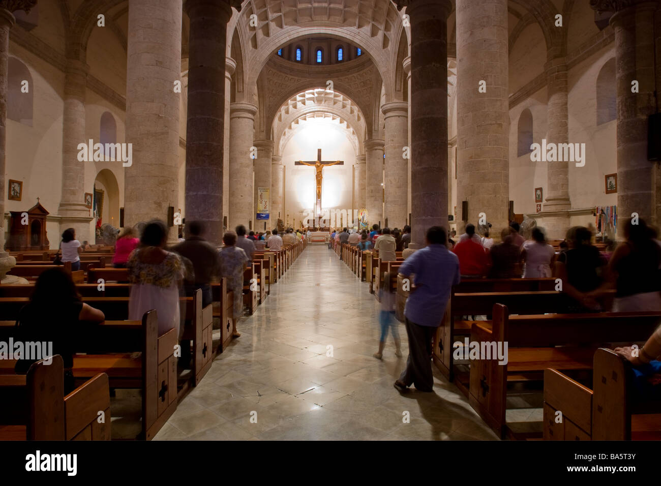 Intérieur de la cathédrale de San Idelfonso et la place principale de Mérida, Mexique Banque D'Images