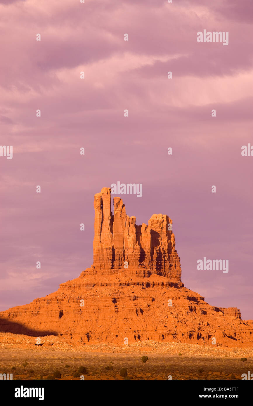 Les formations de grès et de ciels dramatiques à Monument Valley Utah Banque D'Images