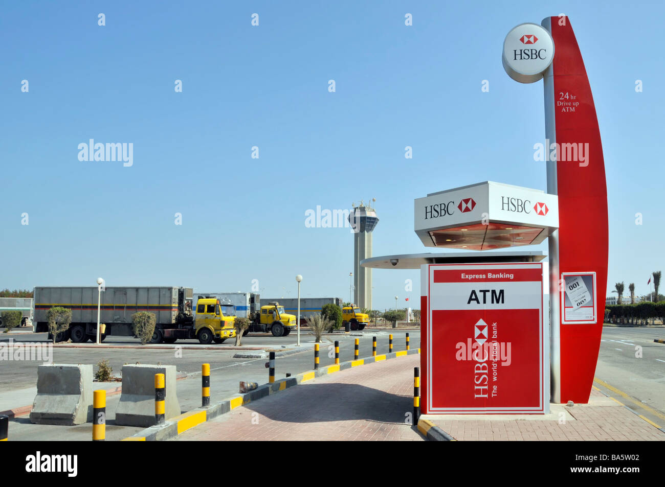 HSBC passe par les services de guichet automatique pour les automobilistes et le stationnement des camions à mi-chemin sur la chaussée du roi Fahd reliant Bahreïn à l'Arabie saoudite en Asie occidentale Banque D'Images