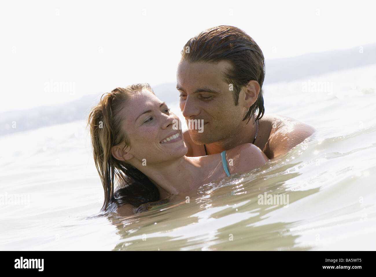 Paire De Mer Eau Tombe En Amour Est L Amour Paires Embrasser Du Regard Sourire Contact Portrait Series Les Gens Aiment Tout Pres De Tendresse Photo Stock Alamy