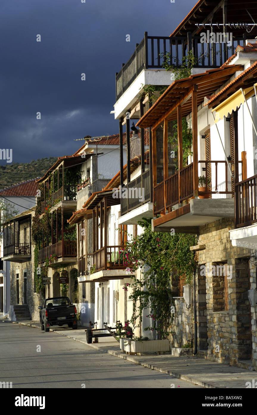 La péninsule de la Grèce continentale Europe Häuserzeile Afissos magnésie place résidences maisons balcons parking en bordure de rue Banque D'Images