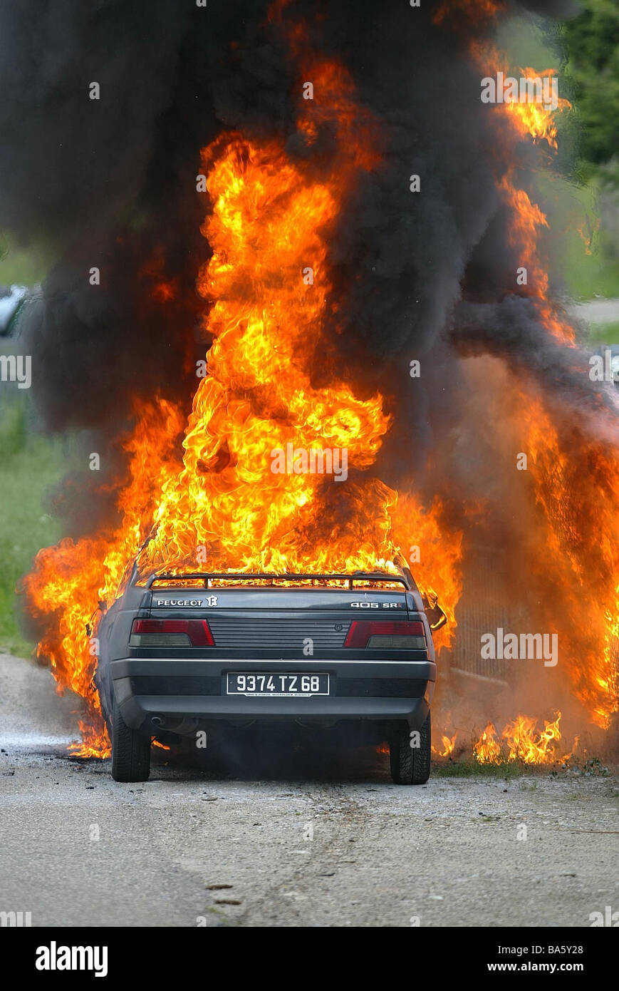 Peugeot voiture routière marques burns méconnaissable n'est pas biens véhicule parking rue stern-gris avis fire Banque D'Images