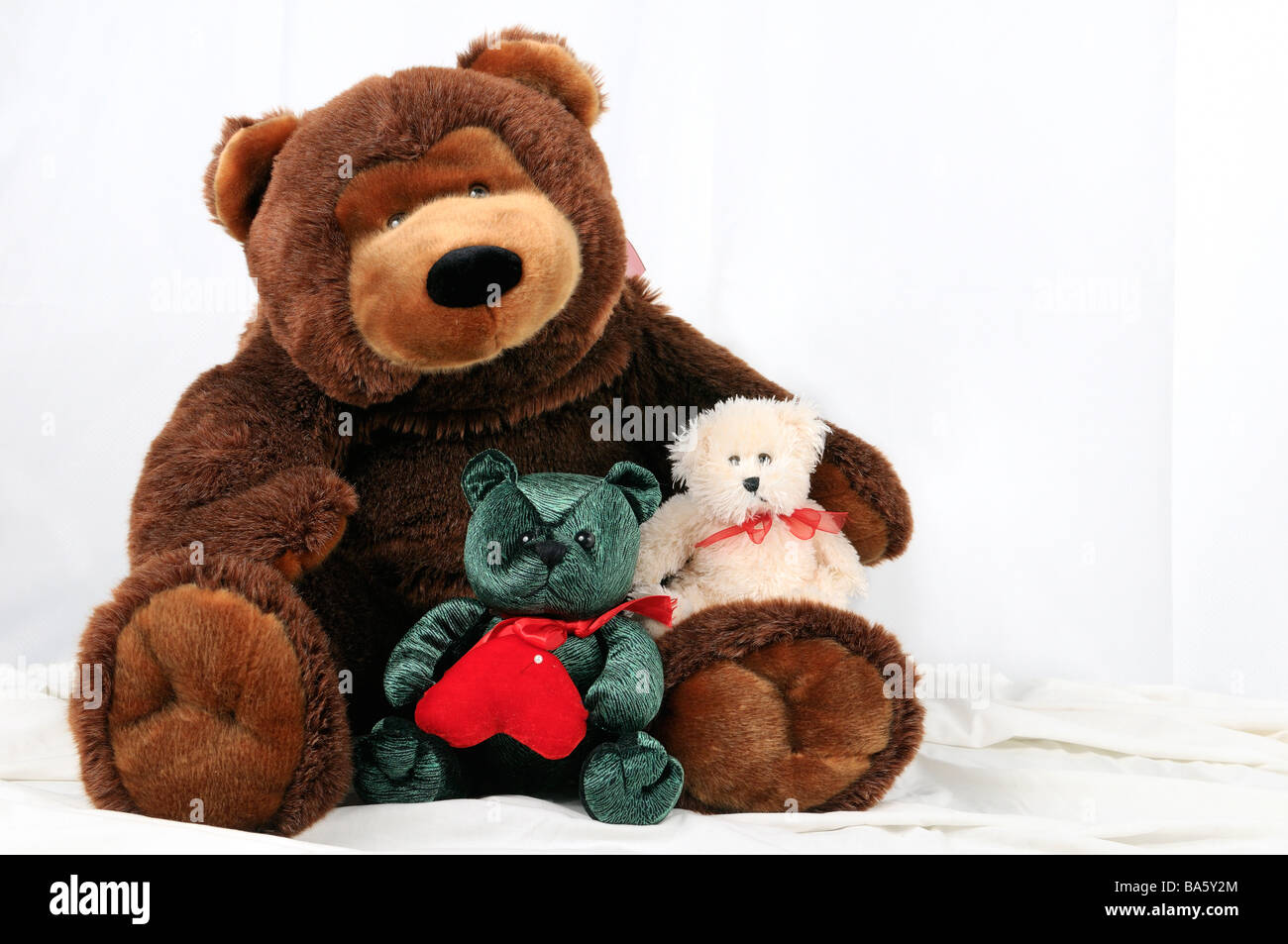 Trois ours triste un avec coussin coeur sur fond blanc Photo Stock - Alamy