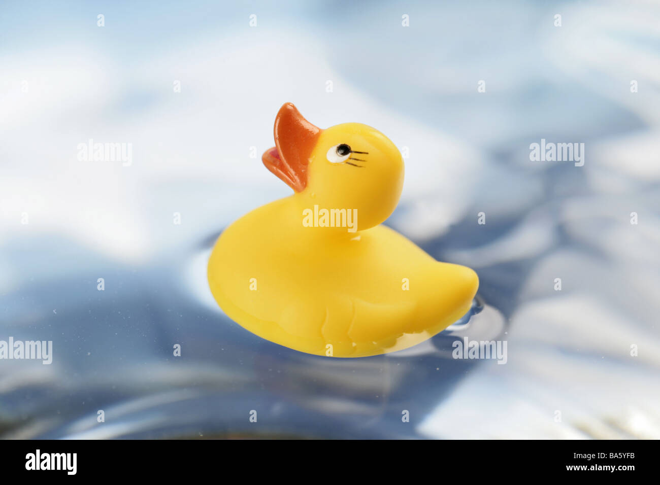 La surface de l'eau baignoire-canards sur le côté jaune jouet jouet jouet en plastique-duck duck-Quietscheente-jouet bébé jouet de bain la petite enfance symbole Banque D'Images