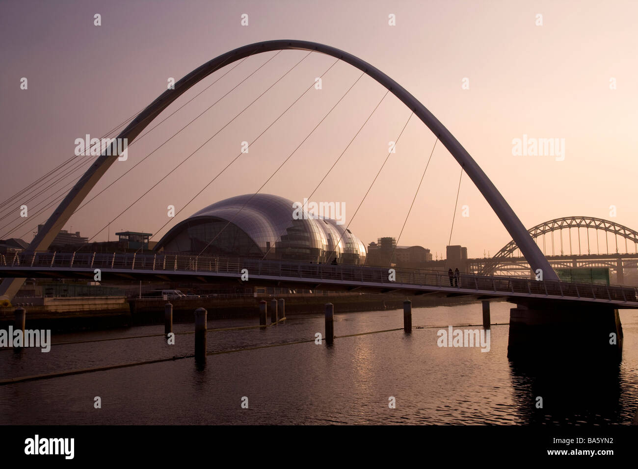 Voir en bas de la rivière Tyne et les ponts, Newcastle, Gateshead, Angleterre. Banque D'Images