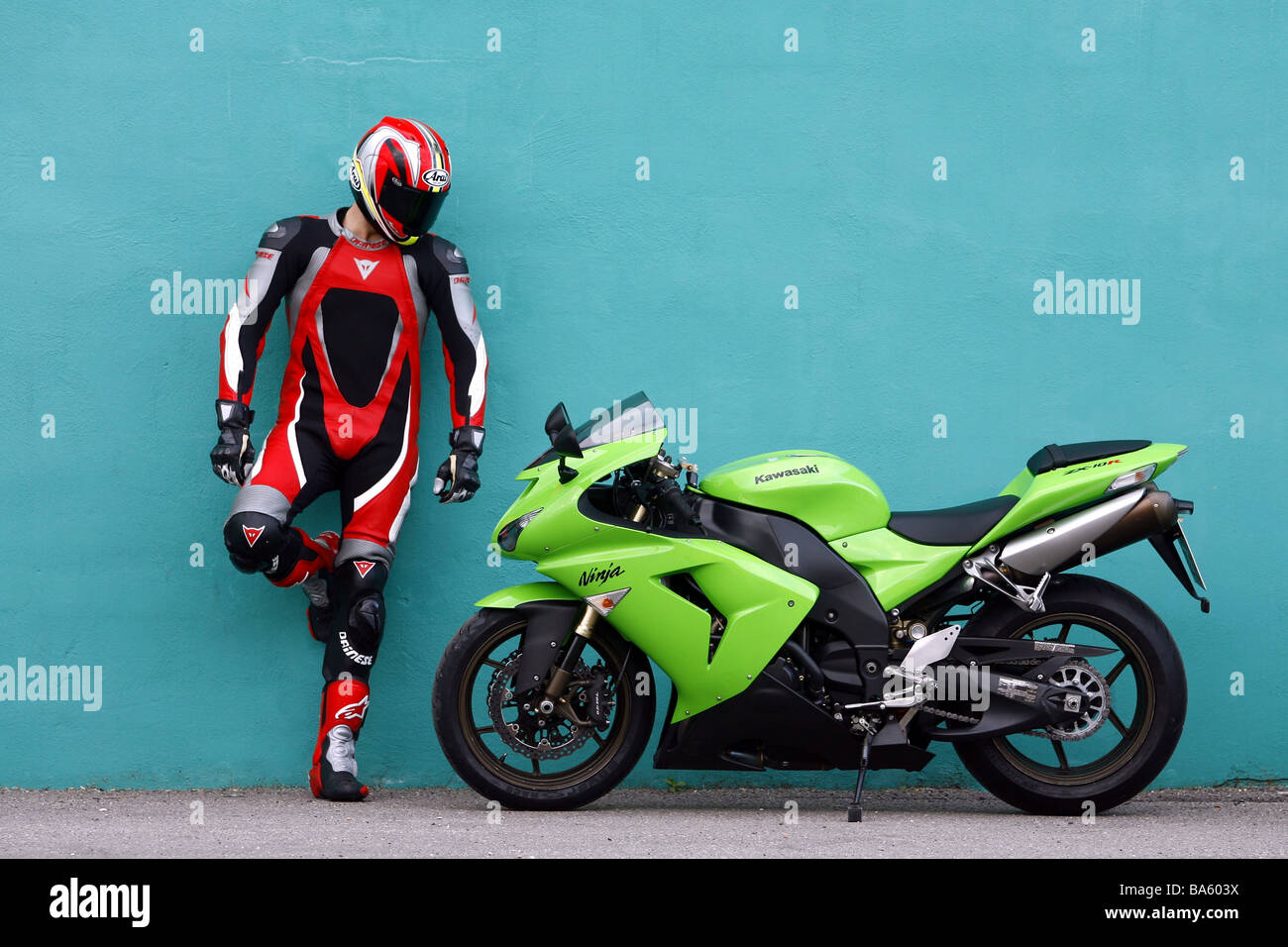 Les Motocyclistes Moto Kawasaki Ninja ZX-10R 'Vues' aucun des biens de  transport du trafic automobile sport hobby man Photo Stock - Alamy