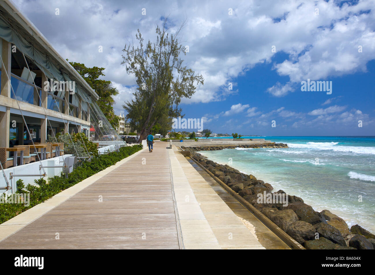 Promenade à récemment construit la côte sud de la Barbade de Hastings à Rockley Beach, de la Barbade, "West Indies" Banque D'Images