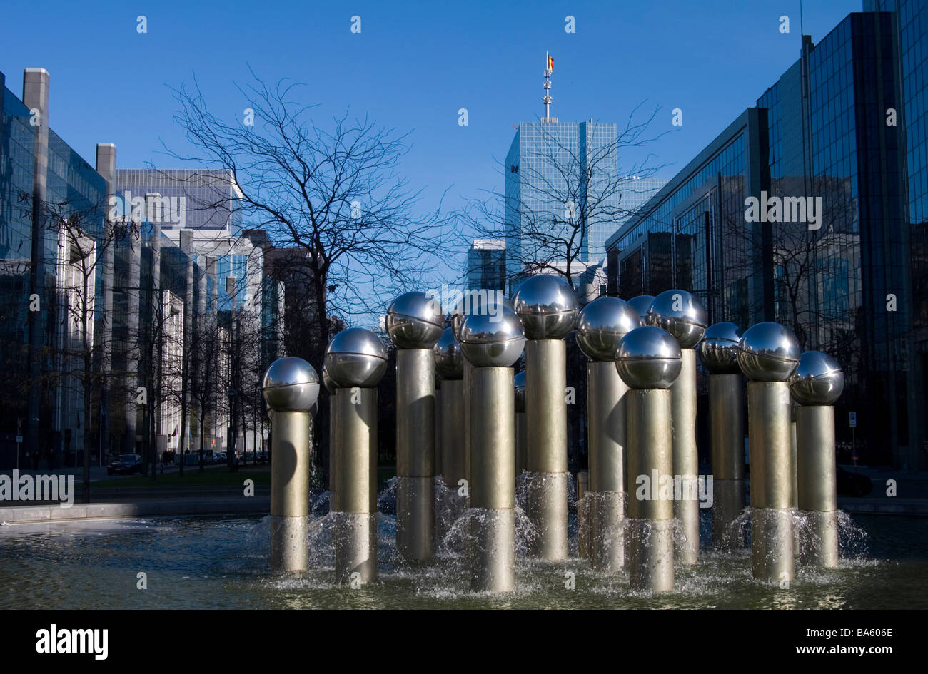 Fontaine conçu par Pol Bury, à Bruxelles, Belgique. Banque D'Images