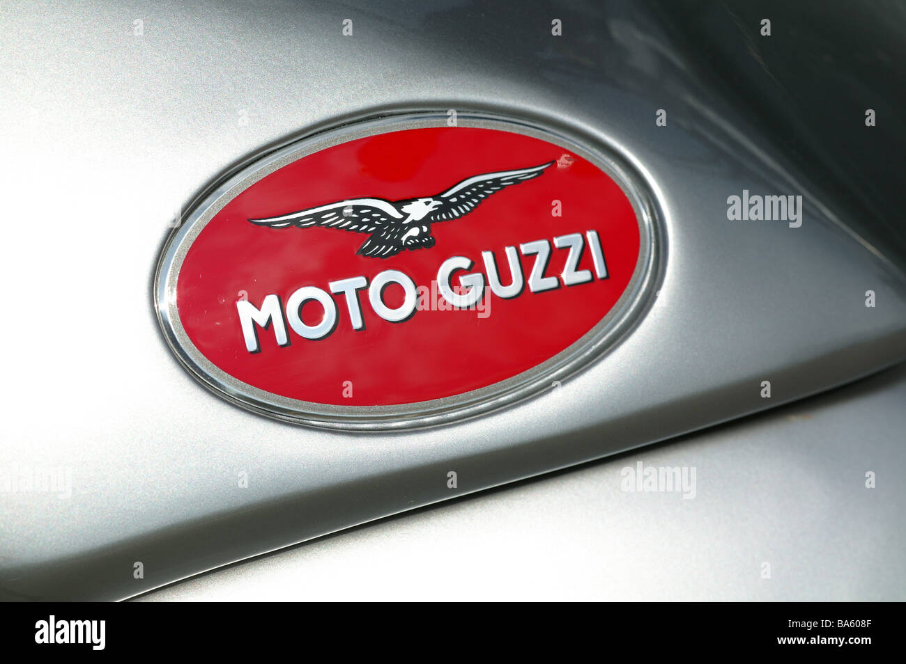 Emblème de réservoir moto Moto Guzzi close-up pas de biens-moto véhicule  marque réservoir moto marques-enseignes de marque Photo Stock - Alamy