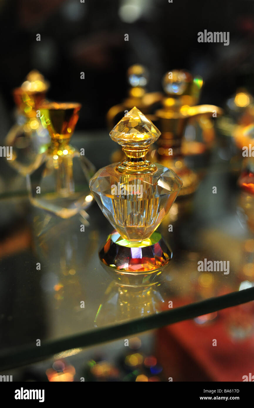 Egypte Assouan des flacons de parfum sur le plateau d'une usine de parfum fine à Assouan Banque D'Images
