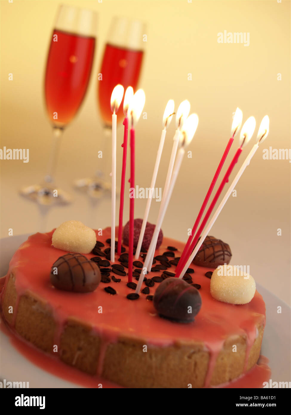 Des petits gâteaux d'anniversaire bougies champagne verres à brûler  l'alimentation série-gaillard pâtisseries gâteaux glaçage glaçage  marchandises tarte chocolat Photo Stock - Alamy