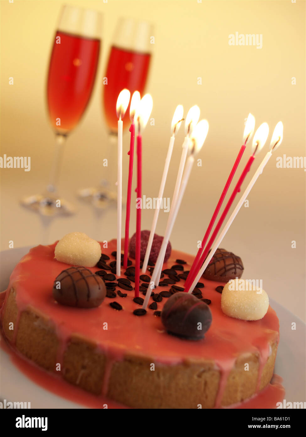 Des Petits Gateaux D Anniversaire Bougies Champagne Verres A Bruler L Alimentation Serie Gaillard Patisseries Gateaux Glacage Glacage Marchandises Tarte Chocolat Photo Stock Alamy