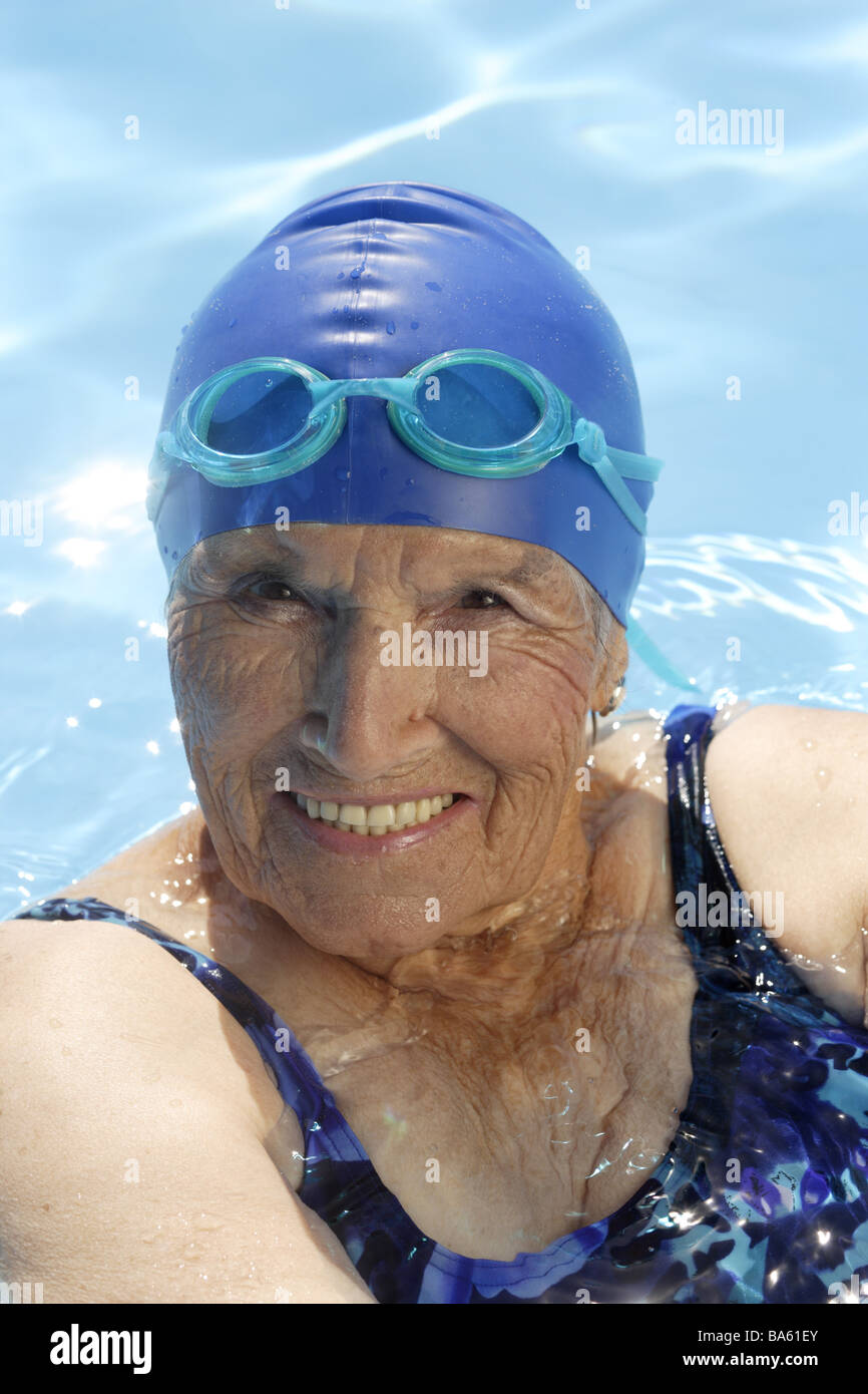 Maillot de bain piscine hauts-cap-lunettes de natation portrait de