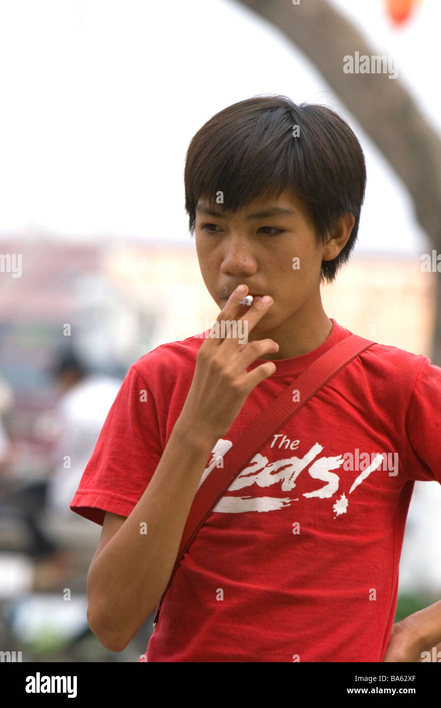 Les jeunes adolescents vietnamiens fumer une cigarette à Ho Chi Minh City Vietnam Banque D'Images