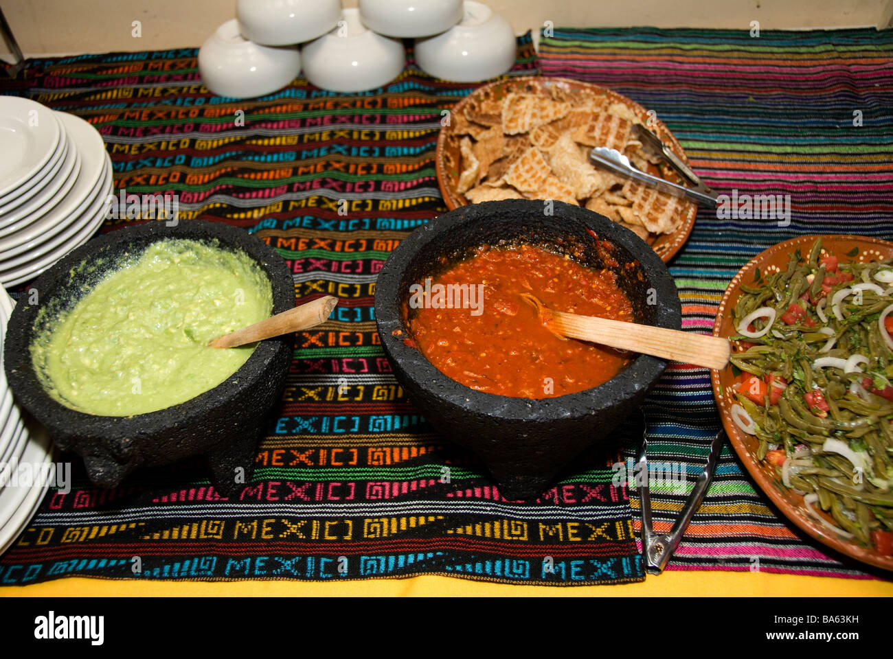 La cuisine mexicaine, guacamole et salsa rouge dans molcajetes Banque D'Images