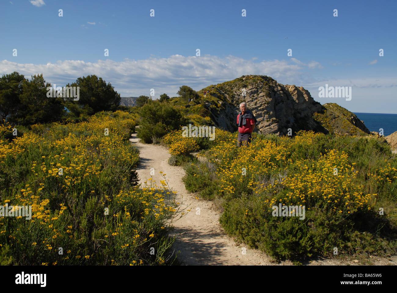 Les promeneurs sur la pointe Prim, Javea, Alicante Province, Comunidad Valenciana, Espagne Banque D'Images