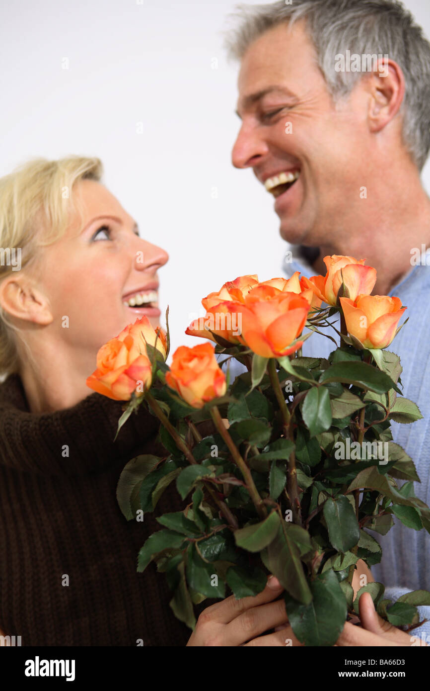 Mate gaiement tombe amoureux bouquet de rose portrait personnes abordées 30-40 ans 40-50 ans amour relation de partenariat Banque D'Images