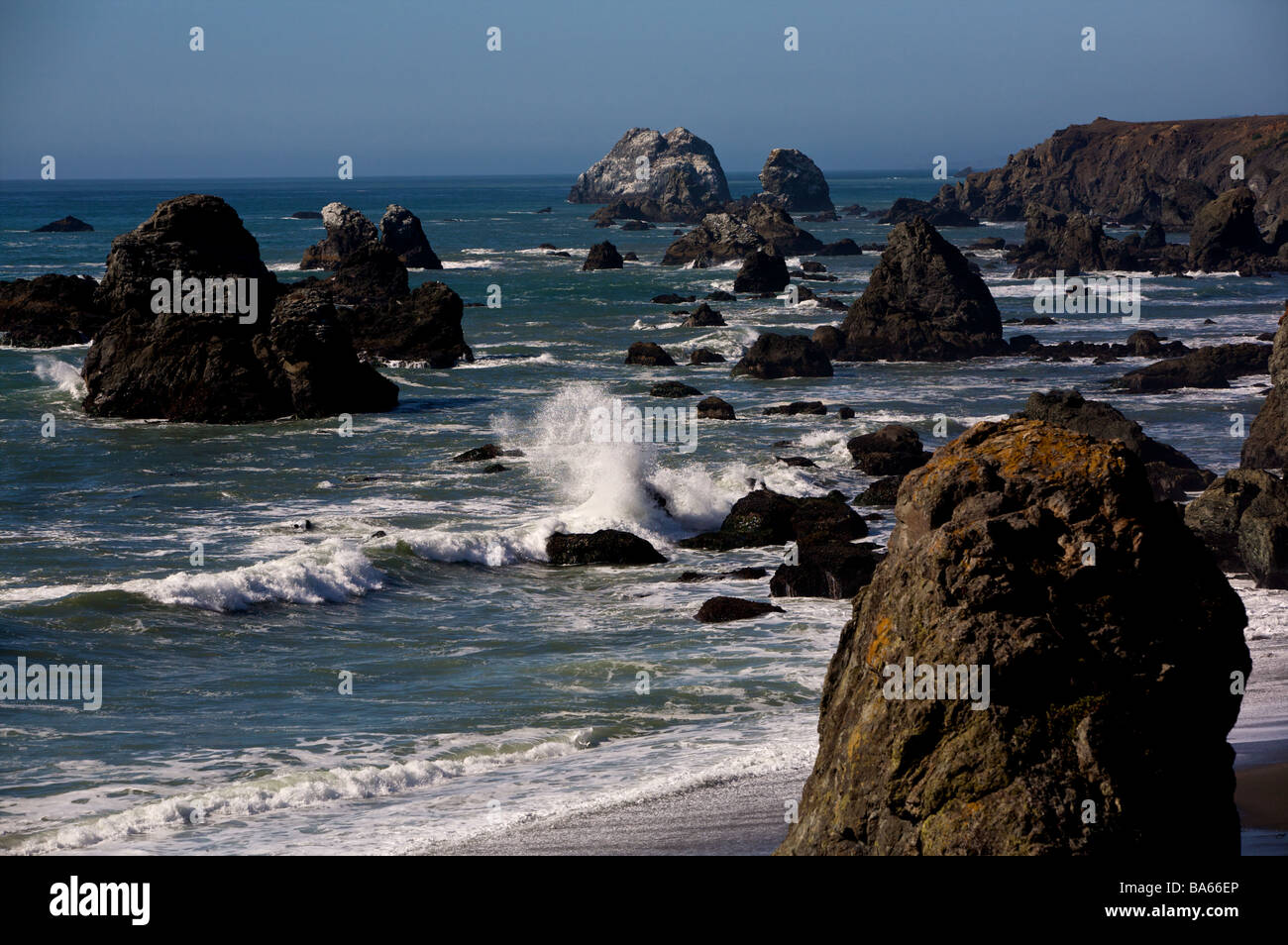 L'accident de puissantes vagues plages rocheuses de la côte nord de la Californie Banque D'Images