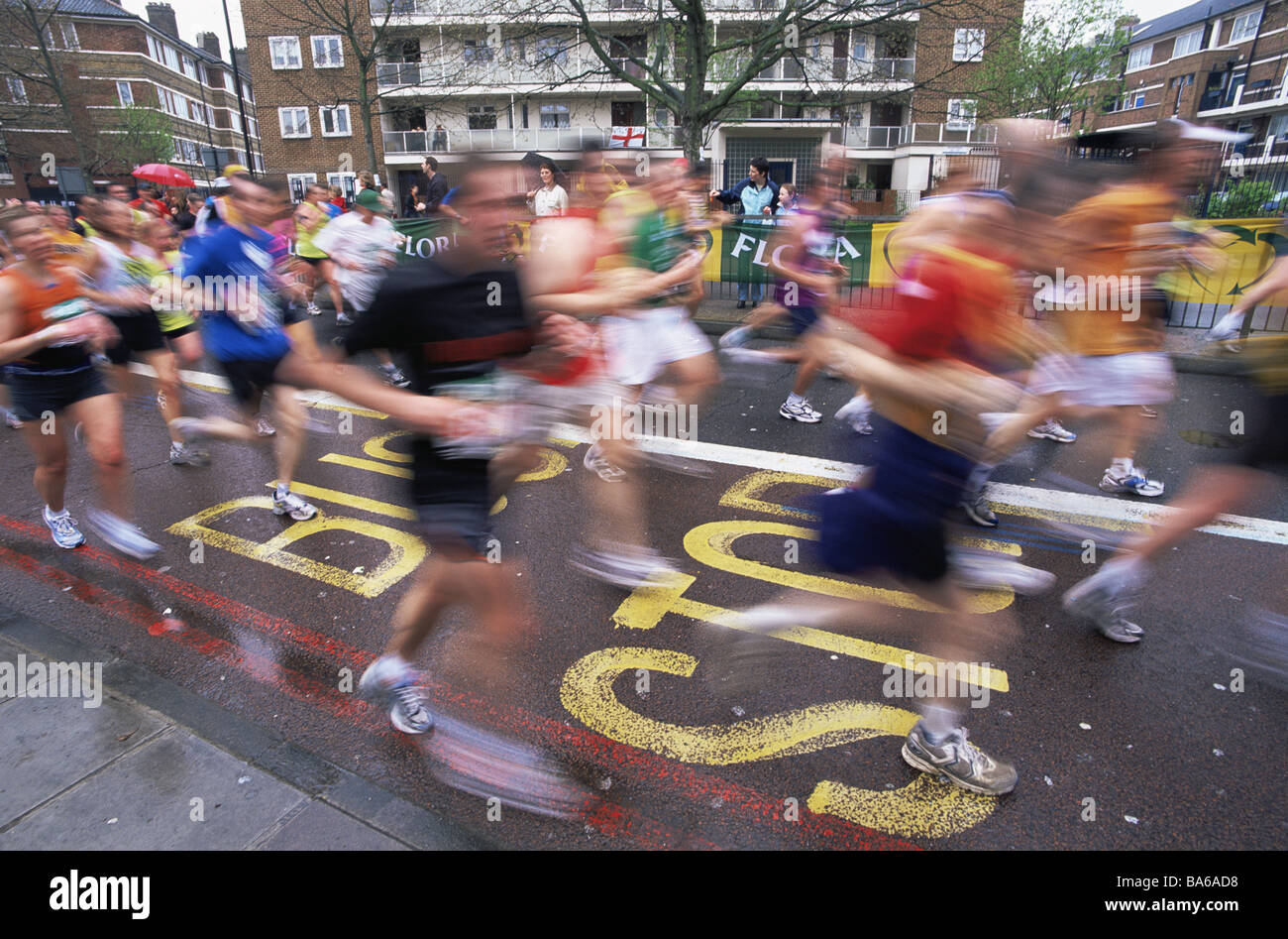 Grande Bretagne Londres-runners marathon flou de mouvement pas d'athlètes modèles marathon capital porteur de presse Angleterre Banque D'Images