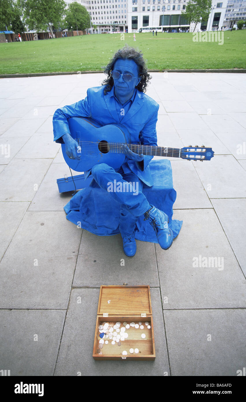 Grande Bretagne Londres Southbank street-musiciens composé bleu se trouve pas de modèle capital park parc gens presse Angleterre man Banque D'Images