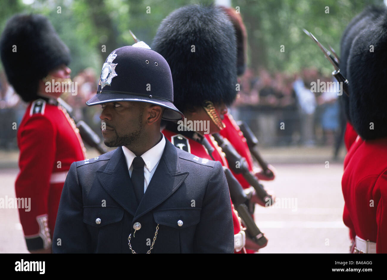 Grande Bretagne Londres royal guard parade agent de police n'est pas de détail minutieux capital personnes modèles version uniforme des soldats Banque D'Images
