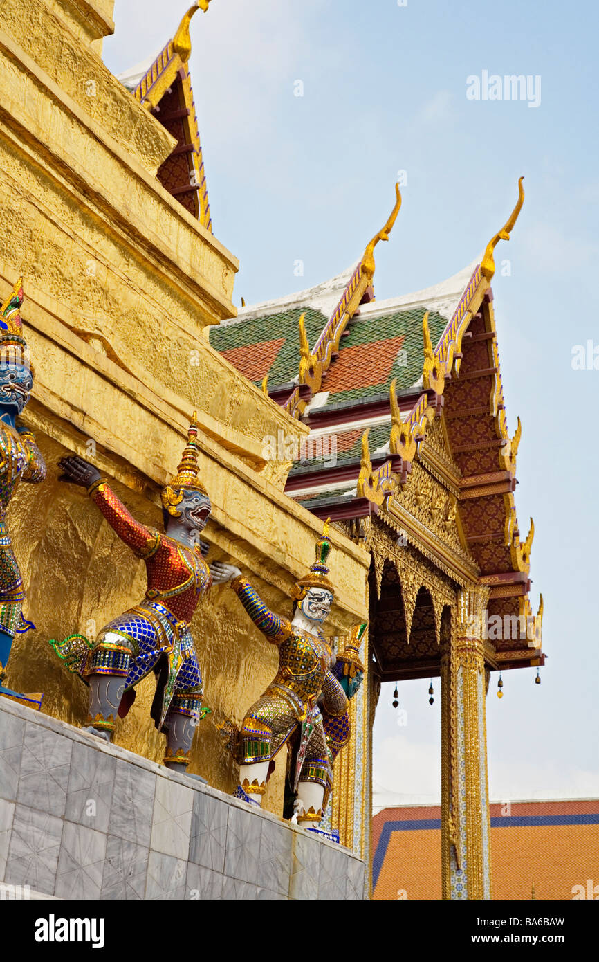 Les démons des créatures mythiques qui gardaient la stupa doré également connu sous le nom de Phra Sri Ratana Chedi Grand Palace Bangkok Thaïlande Banque D'Images