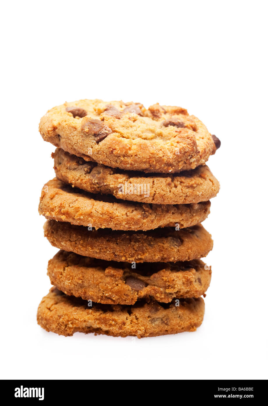 Pile de cookies aux pépites de chocolat on white Banque D'Images