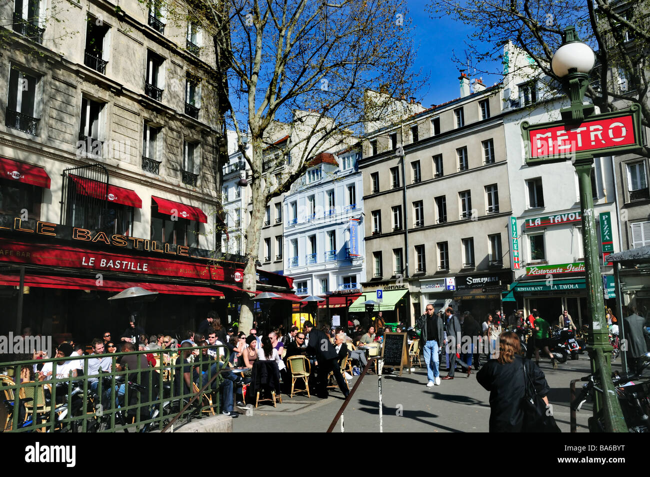  Paris  France sc ne de rue parisienne  un caf  les gens 