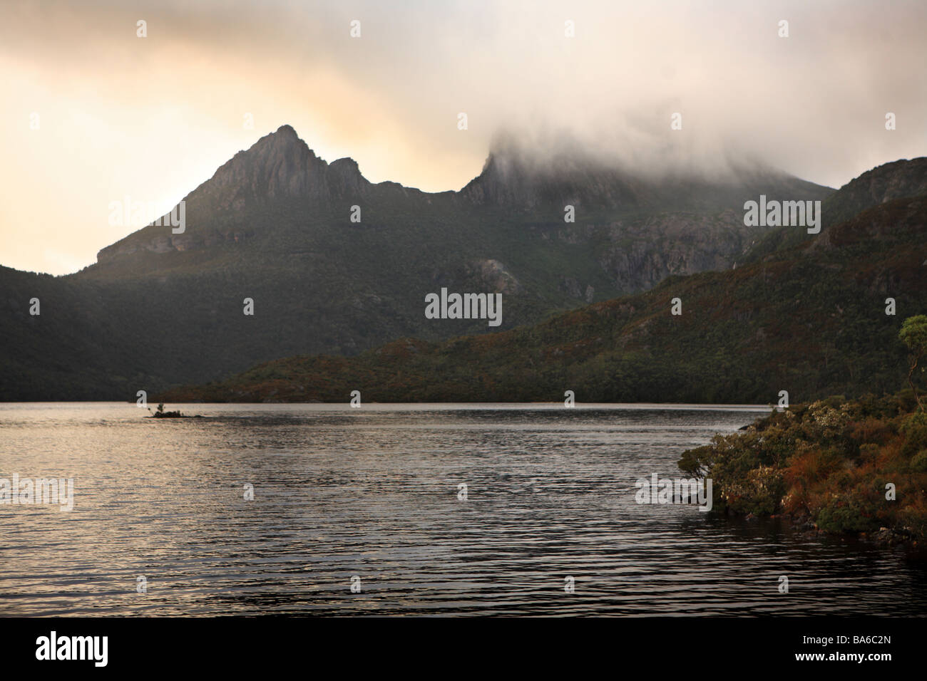 Au-dessus de montagnes berceau Dove Lake au lever du soleil, la Tasmanie Banque D'Images