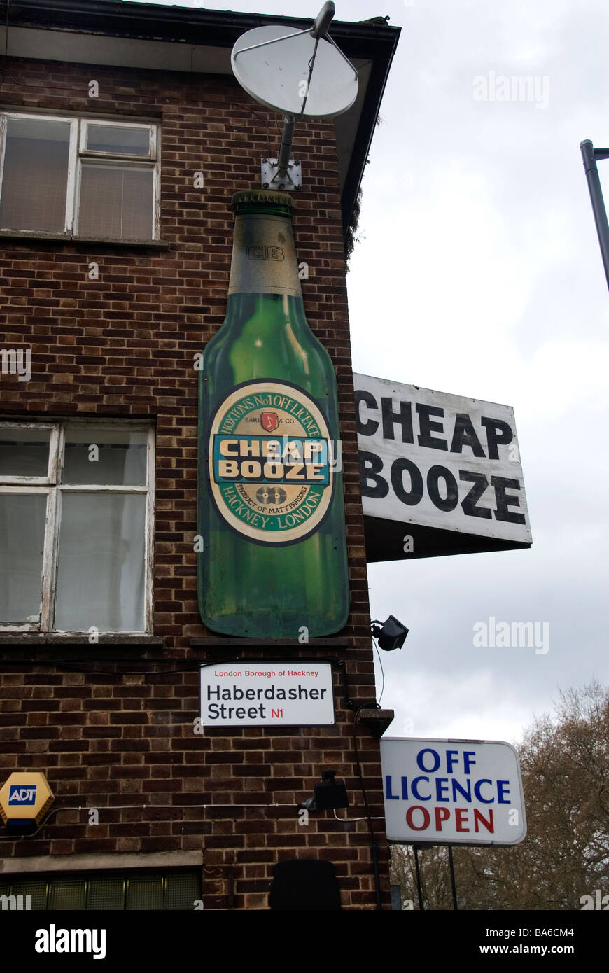 La vente de licence l'alcool bon marché et la publicité de l'alcool bon marché signe Banque D'Images