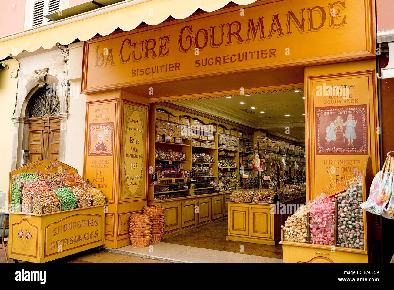 France Menton confiserie 'La Cure' Konfiserie gourmands vente d'entreprise  "Chocolat transformées, des spécialités de bonbons bonbons bonbons Photo  Stock - Alamy
